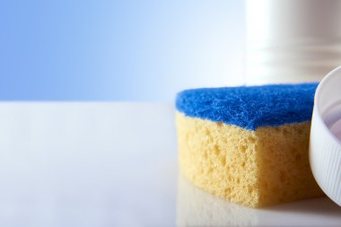 Beyaz masa üzerinde temizlik ürünleri ön Görünümü Kapat