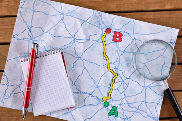 Ahşap bir masa üzerinde bir kağıt üzerinde bir yol planlama