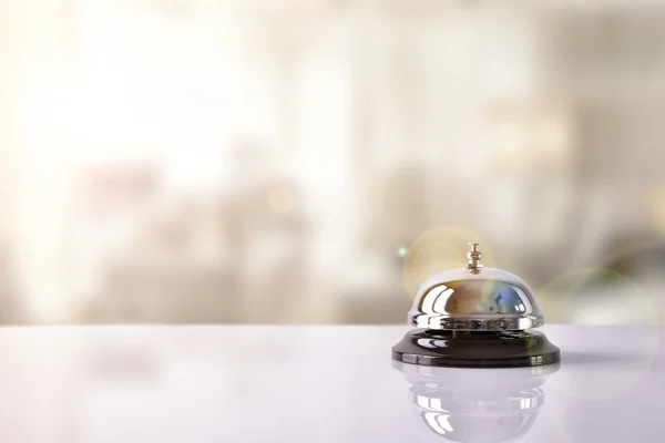 Resepsiyonda otel arka plan ile hizmet çan
