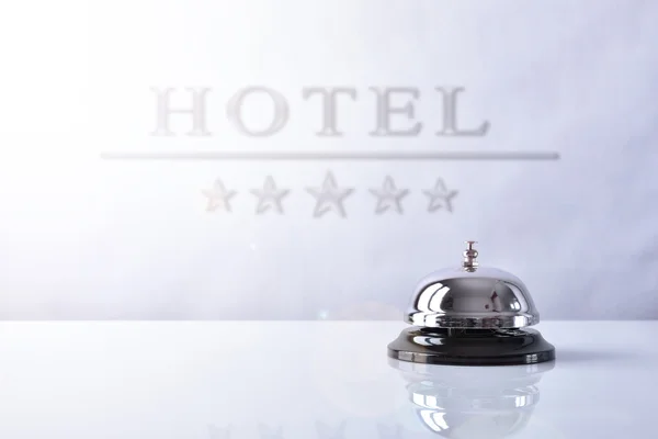 Cloche de service à la réception de l'hôtel avec fond placard de l'hôtel — Photo