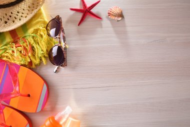 Bir ahşap masa üstü görünüm hazırlanan Beach Makaleler