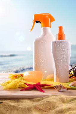 Suncream plaj dikey kompozisyon üzerinde ahşap çıta üzerinde