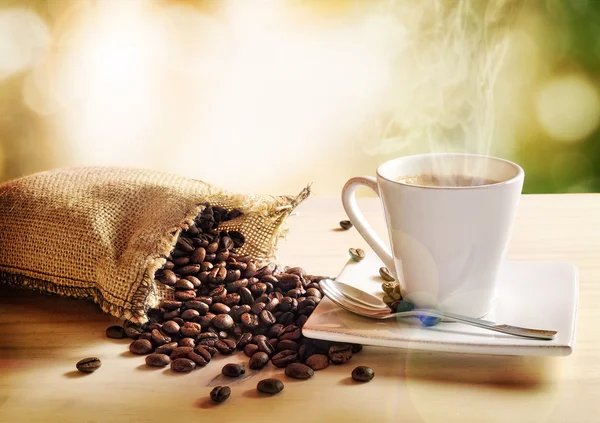 Kopp kaffe med gröna naturen bakgrund förhöjda Visa — Stockfoto