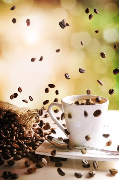 緑の自然バック グラウンド縦組版とコーヒーのカップ — ストック写真