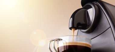 Bej renkli gradyan arka planı ile kahve espresso makinesi