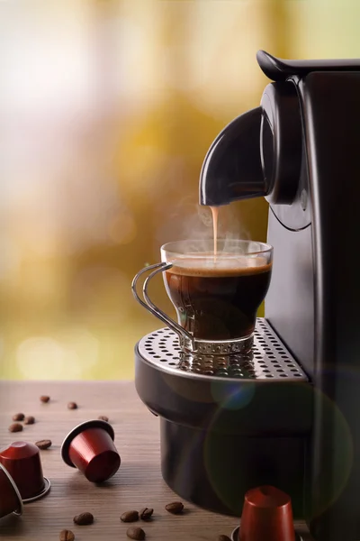 Máquina de café expresso fazendo café na mesa de madeira compositio vertical — Fotografia de Stock