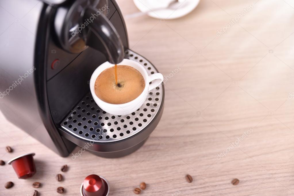 Espressomachine maken van koffie houten tafel verheven weergave Stockfoto, rechtenvrije door © davizro #112516026