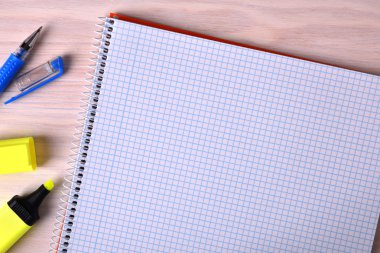 Açık defter kareli çerçeve üst sağa