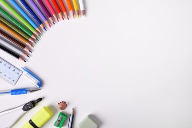 Beyaz masa üzerinde öğrenci malzeme