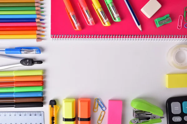 Skolan levererar runt vitt bord — Stockfoto