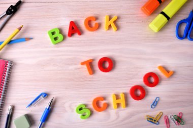 Geri kavramı renkli harflerle okul ve okul gereçleri için