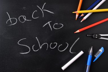 geri bir tahtaya yazılmış okul kavramı için