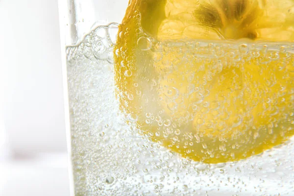 Detail Glass Sparkling Water Lemon Slice Front View — Stock Photo, Image