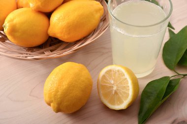 Ahşap mutfak tezgahında taze limon ve su içeceği. Üst düzey görüş. Yatay bileşim.