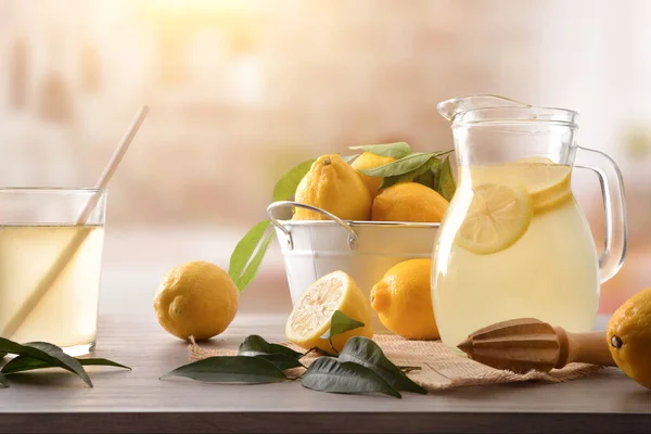 Limón Recién Preparado Con Bebida Agua Con Utensilios Banco Cocina — Foto de Stock