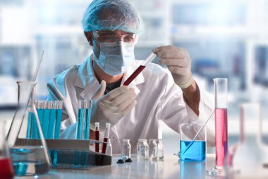 Laboratuvardaki bilim adamı test tüpündeki bir örneğe bakıyor. Yatay bileşim. Ön görünüm.