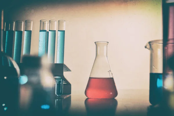 Kırmızı Sıvı Çeşitli Aletler Içeren Kimya Laboratuarı Tezgahı Manzara Yatay — Stok fotoğraf