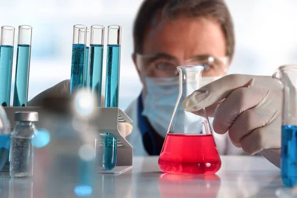 Laboratuvar Masasındaki Kırmızı Sıvıya Dikkatlice Bakan Bilim Adamının Ayrıntıları Yatay — Stok fotoğraf