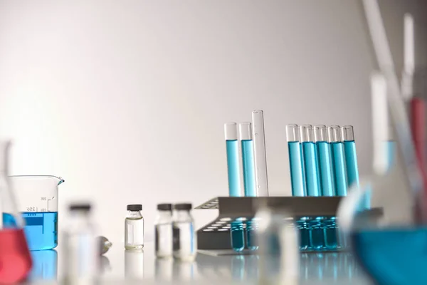 Έννοια Αναζήτησης Φιαλιδίου Εμβολίου Στο Τραπέζι Γύρω Από Χημικά Γυάλινα — Φωτογραφία Αρχείου