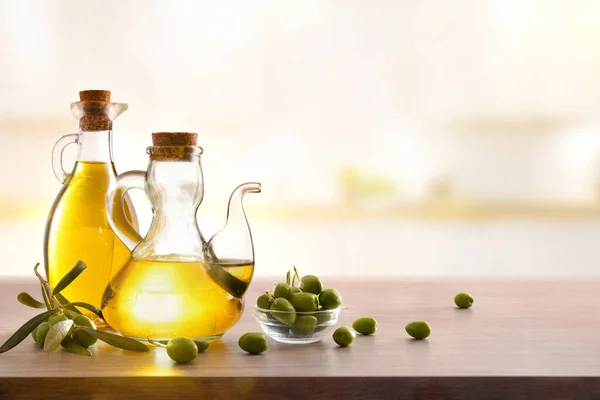 Olio Oliva Due Contenitori Vetro Olive Raccolta Sulla Panca Legno — Foto Stock