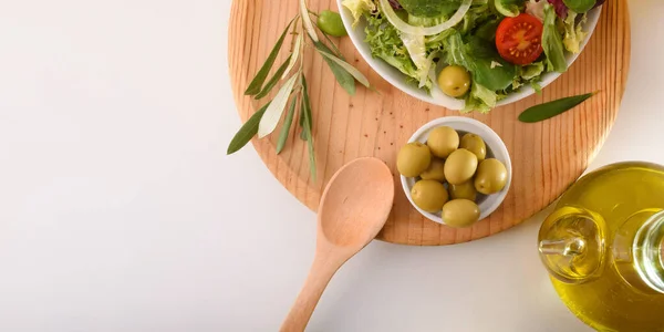 Ensalada Mediterránea Con Productos Frescos Aceite Oliva Banco Cocina Blanco — Foto de Stock