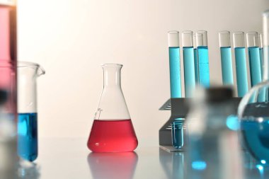 Laboratuvar tezgahında cam eşyalar, matara detaylarıyla. Ön manzara. Yatay bileşim.