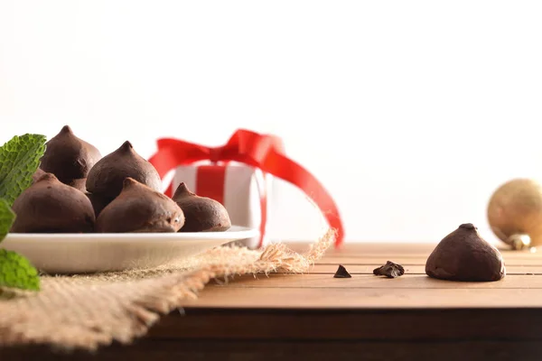 Chokladtryffel Tallrik Och Mynta Blad Träbord Med Juldekoration Och Gåva — Stockfoto