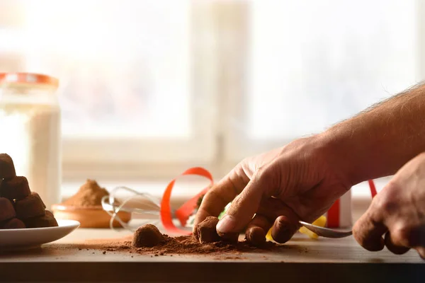 Mains Mettant Cacao Dans Des Truffes Maison Pour Événement Cuisine — Photo