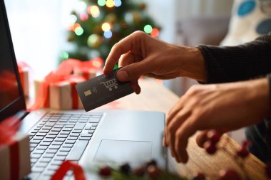 Yılbaşı alışverişini evde kartlı bir laptoptan yapma fikri. Ön manzara. Yatay bileşim.