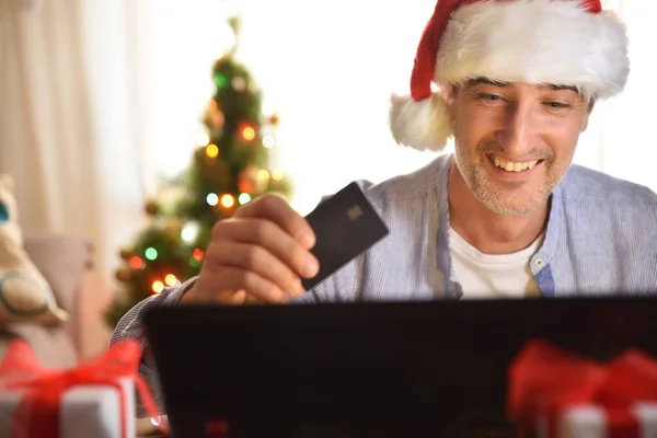 Koncepcja Człowieka Robiącego Świąteczne Zakupy Online Domu Laptopa Kartą Kredytową — Zdjęcie stockowe