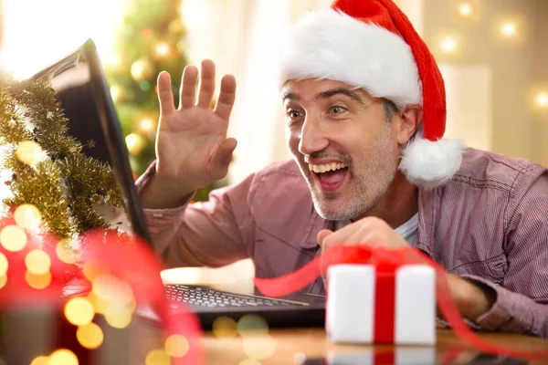 Człowiek Świątecznym Kapeluszu Gratuluje Wideokonferencji Domu Laptopem Skład Horyzontalny — Zdjęcie stockowe