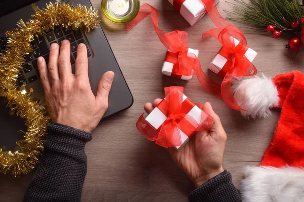 Conceito Pessoa Procura Presentes Para Natal Internet Laptop Uma Mesa — Fotografia de Stock