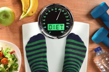 Kendini mesaj diyeti ve sağlıklı yaşam için elementlerle tartıyor. Üst Manzara. Yatay bileşim.