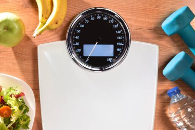 Sağlık hizmetleri ve sağlıklı yaşam ölçüleri, spor aksesuarları ve sağlıklı gıdalarla. Üst Manzara. Yatay bileşim.