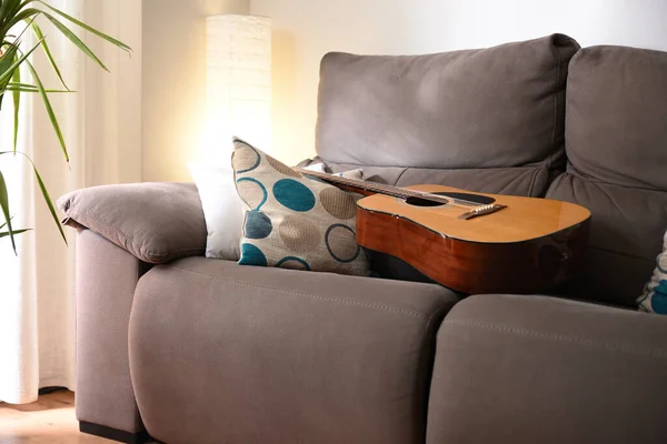 Quarto Com Uma Guitarra Acústica Sofá Ambiente Quente — Fotografia de Stock