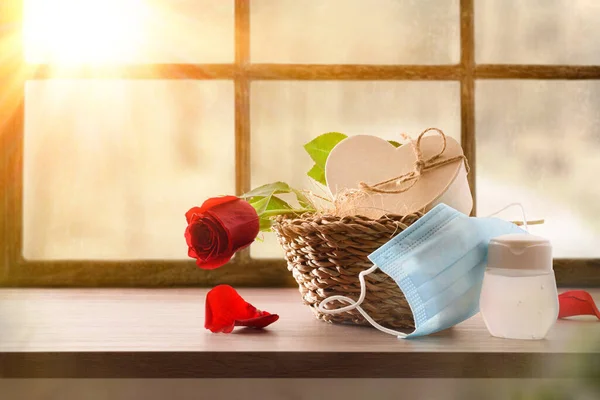 Weidenkorb Mit Geschenkbox Und Roter Rose Auf Dem Fensterbrett Inneren — Stockfoto