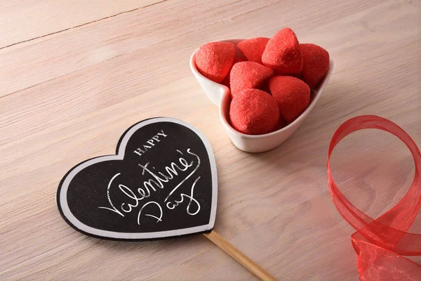 Hartvormige Poster Met Vrolijke Valentijnsdag Boodschap Snoepjes Aardbeiensuiker Hartvormige Container — Stockfoto