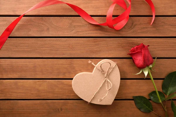 Ρομαντικό Φόντο Κόκκινο Τριαντάφυλλο Και Δώρο Σχήμα Καρδιάς Ξύλινο Τραπέζι — Φωτογραφία Αρχείου