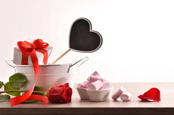 Ρομαντικό Εορτασμό Δώρο Τριαντάφυλλο Και Δοχείο Ζελέ Και Γλυκά Της — Φωτογραφία Αρχείου