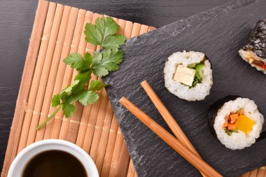 Suşi tahtada bambu ve çubuklar üst tarafta.