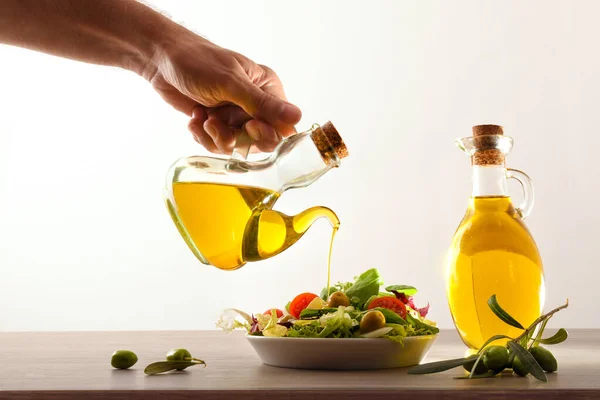 Homem Vestindo Uma Salada Mediterrânea Legumes Frescos Banco Cozinha Madeira — Fotografia de Stock