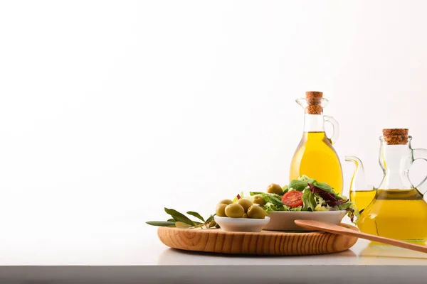 Salat Und Glasflaschen Mit Olivenöl Präsentiert Auf Weißer Küchenbank Weißen — Stockfoto