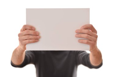 Adam siyah bir kazak giyip kollarını sıvadı. Kafası beyaz, izole bir arka planda beyaz bir çarşaf gösterdi. Yatay bileşim.