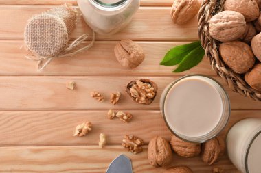 Alternatif sebze suyu. Tahta masada meyveli ceviz. Üst görünüm.