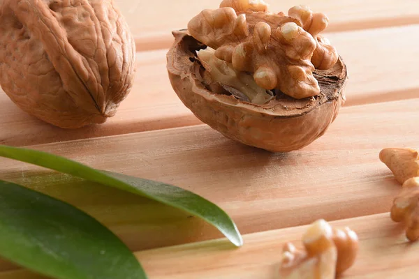 Detail Walnuts Wooden Table Broken Shell Pieces Elevated View — Stock Photo, Image