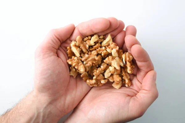 Ruce Držící Hromadu Ořechových Semínek Bílém Izolovaném Pozadí Horní Pohled — Stock fotografie