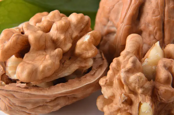 Makro Detail Vlašských Ořechů Prasklou Skořápkou Odhalující Semena Zvýšený Pohled — Stock fotografie
