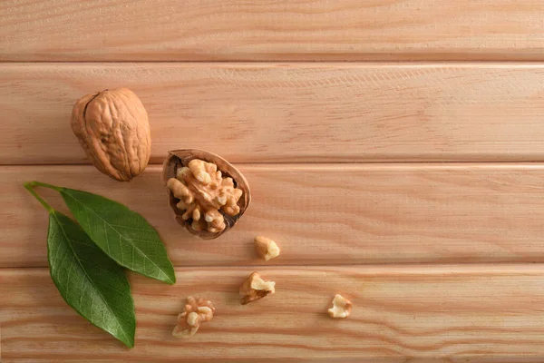 Detail Walnuts Broken Shell Revealing Seed Wooden Leaves Top View — Stock Photo, Image