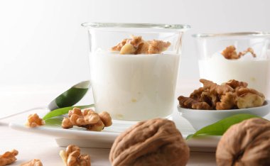 Kırık fındıklı, kremalı yoğurtlu kristal bardakların ayrıntıları. Ön görünüm.