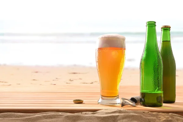 Copo Cerveja Fresca Duas Garrafas Uma Madeira Areia Praia Com — Fotografia de Stock